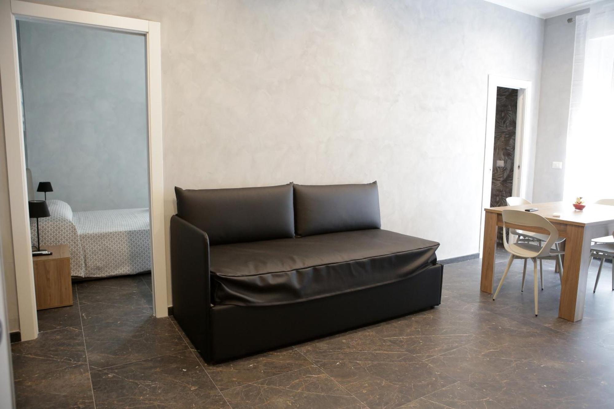 Jadore Monic, Rome